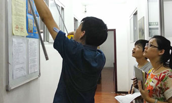 10月18日室内设计中期班讲师演示指导学员现场量尺技巧