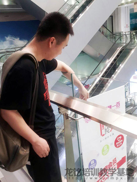 ͬѧ����ʵ�ز鿴չ��ϸ��